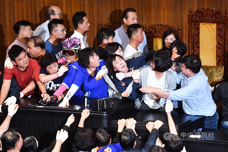 監察院人事案同意權投票在即,國民黨籍立委仍持續占領立院議場主席台抗議,民進黨籍立委16日下午出動,將堅持死守主席台的國民黨立委拉出場外,雙方激烈衝突。中央社記者林俊耀攝 109年7月16日