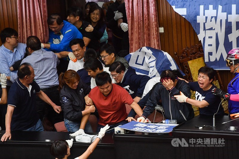 國民黨籍立委為抗議監察院人事案,持續占領立院議場主席台,16日下午民進黨籍立委全員出動強勢清場,雙方在主席台前推擠拉扯,場面混亂。中央社記者林俊耀攝 109年7月16日