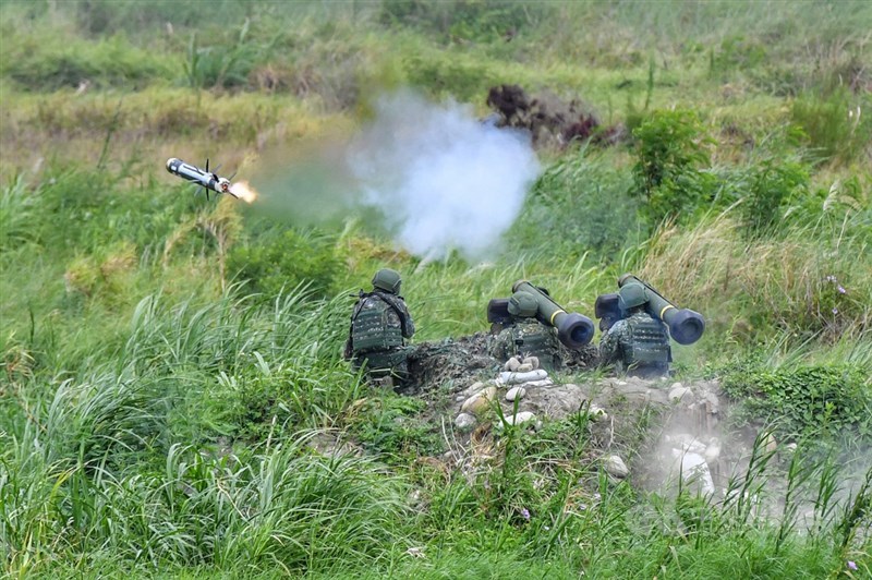 漢光演習「三軍聯合反登陸作戰」操演16日上午在台中甲南海灘舉行,圖為陸軍士兵發射肩射標槍飛彈。中央社記者王飛華攝 109年7月16日