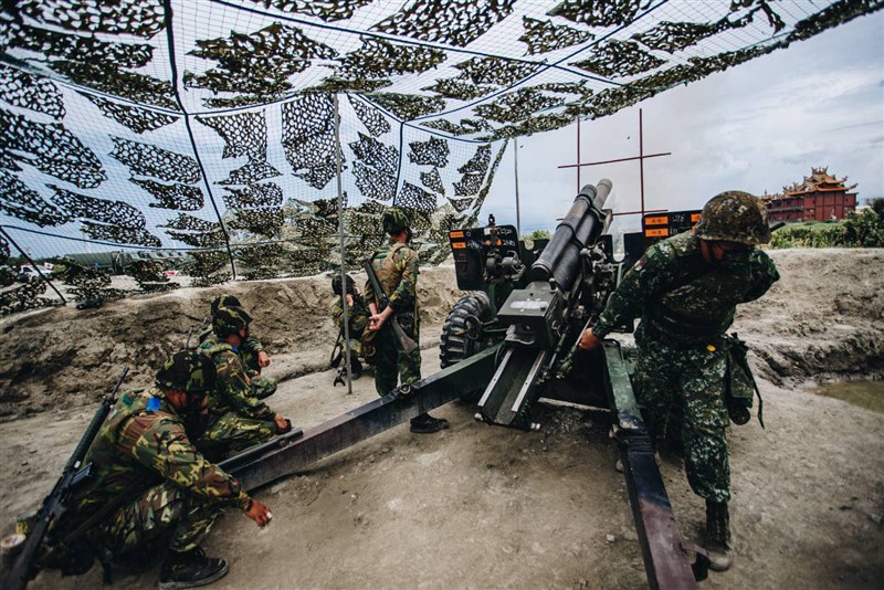 漢光演習「三軍聯合反登陸作戰」實兵實彈操演16日在台中甲南海灘等地舉行,105榴彈砲實彈射擊課目首次由後備兵力執行。(軍聞社提供)