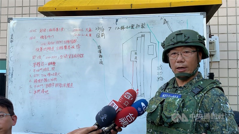 航特部一架OH-58D戰搜直升機16日在新竹空軍基地重落地導致兩名官兵殉職，陸軍601旅旅長少將張台松受訪指出，事發當時駕駛為閃避民宅，選擇急左迫降到機場跑道，但因旋翼轉速過低，讓迫降無法完成，導致這起不幸悲劇。中央社記者郭宣彣攝　109年7月16日