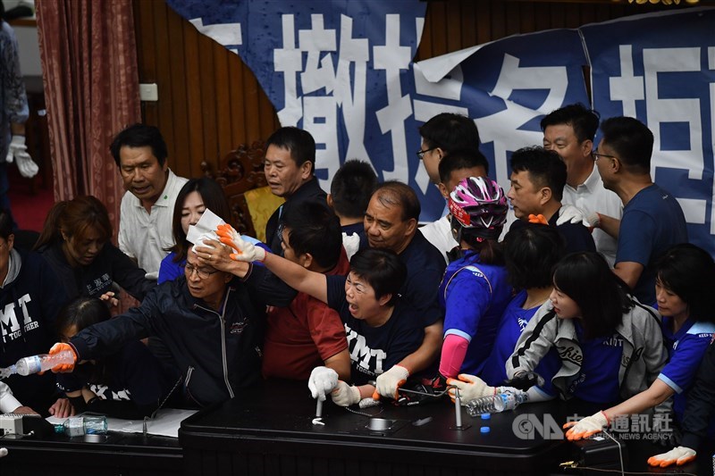 立法院會17日將進行監察院人事同意權案投票,國民黨立委14日起占據主席台至今。民進黨立委16日下午約3時45分開始清場,與國民黨立委爆發激烈肢體衝突。中央社記者林俊耀攝 109年7月16日