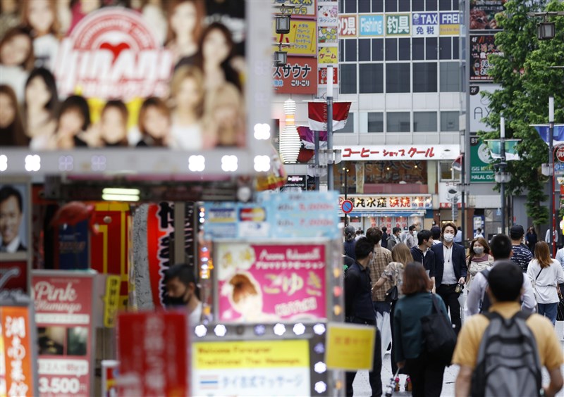 日本東京武漢肺炎疫情連7天逾百例,進入最高警戒。圖為15日東京新宿歌舞伎町人潮。(共同社提供)