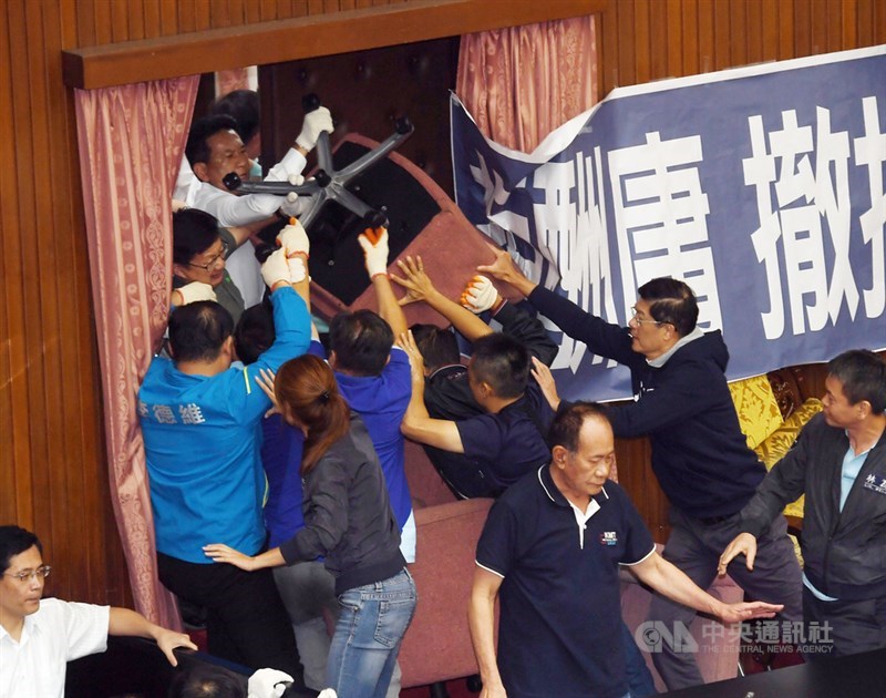 立法院監察院人事同意權案預計17日投票,民進黨立委16日下午出動清場,以椅子先突破左邊後門,攻進主席台,拉出國民黨立委,雙方攻防場面混亂。中央社記者施宗暉攝 109年7月16日