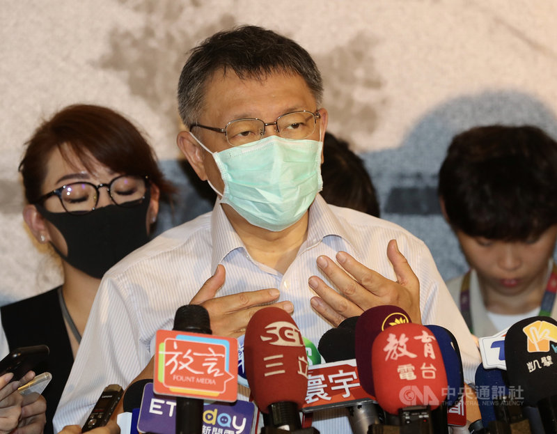 立法院會17日將進行監察院人事同意權案投票,國民黨立法院黨團質疑沒有經過實質審查,有違憲之虞。身兼民眾黨主席的台北市長柯文哲(前)16日出席活動受訪時說,原則上還是要照程序走,該審查的還是要審查。中央社記者張皓安攝 109年7月16日