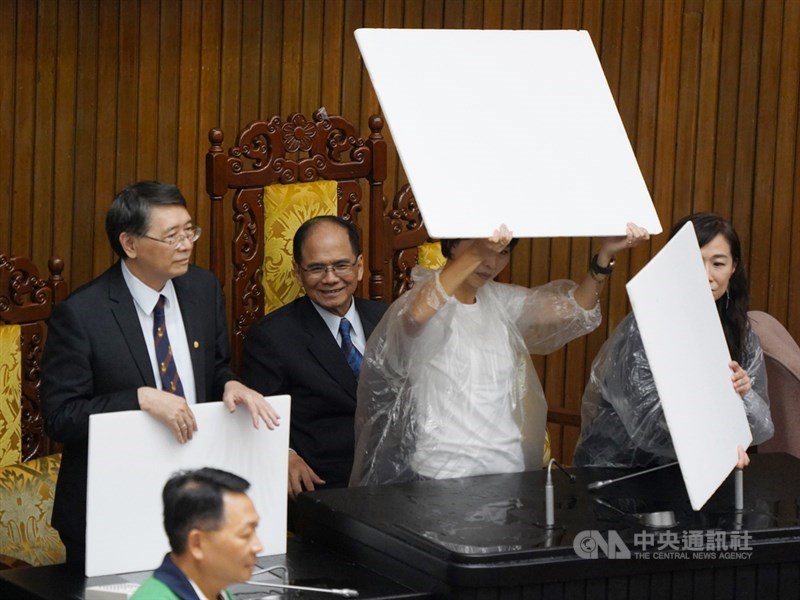 立法院會17日進行監察院人事同意權案投票,開票前,國民黨立委往主席台及票匭處丟水球,企圖阻止開票,立法院長游錫堃(後左2)在民進黨立委護航下,順利主持議事。中央社記者徐肇昌攝 109年7月17日