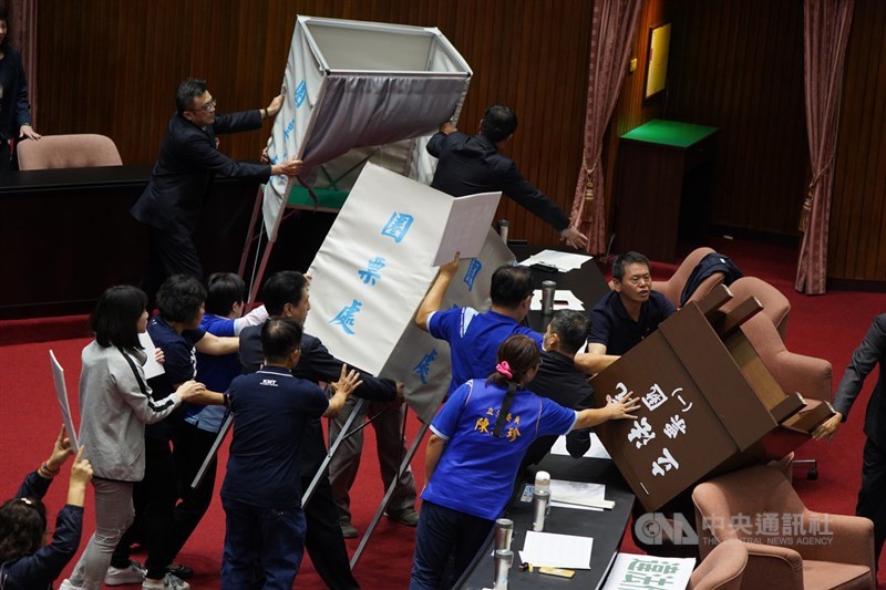 立法院會17日將進行監察院人事同意權案投票,但上午9時會議開始後,國民黨立委將議場中央的圈票處及票匭搬走,與民進黨立委爆發拉扯。中央社記者徐肇昌攝 109年7月17日
