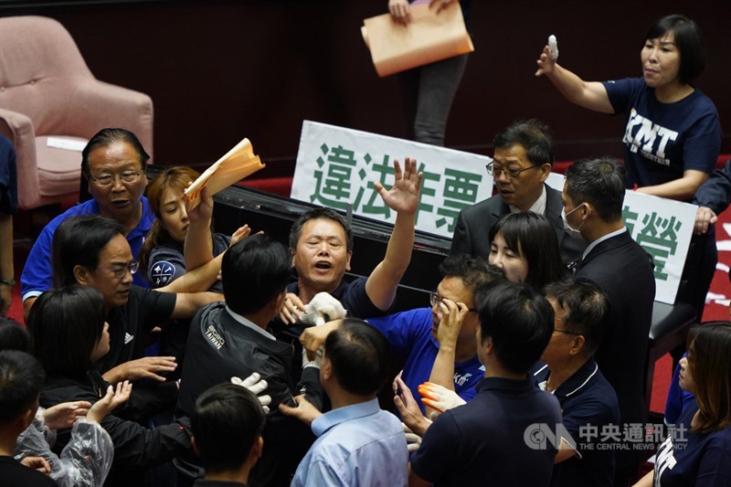 立法院會17日進行監察院人事同意權案投票,投票時間到中午12時截止,國民黨立法院黨團總召林為洲(中)等人企圖阻止開票,在議場內與民進黨立委互相拉扯。中央社記者徐肇昌攝 109年7月17日