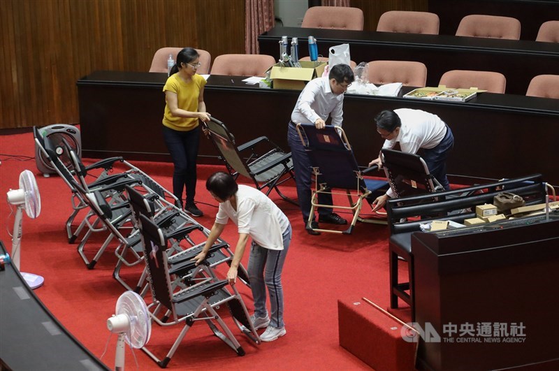 立法院會將在17日進行監察院人事同意權案投票,國民黨團16日表示,會全力阻擋,不排除以突襲方式進行抗爭;民進黨立委晚間則準備電風扇、躺椅等,夜宿議場。中央社記者裴禛攝 109年7月16日