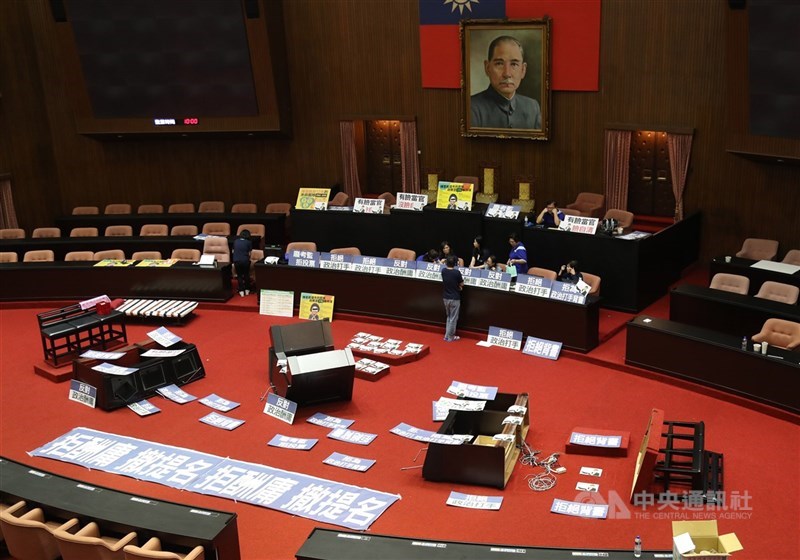 立法院臨時會14日因藍綠衝突議事癱瘓,監察院長被提名人陳菊中午前離開立院,國民黨立法院黨團表示,會持續占據主席台,排班徹夜守候;晚間主席台及台前地板被藍營立委擺滿看板、標語,以表達抗議。中央社記者張皓安攝 109年7月14日