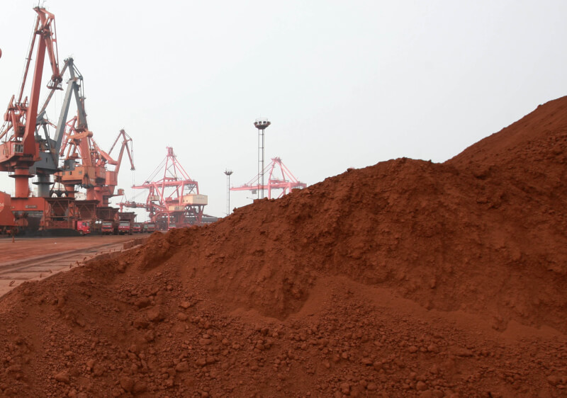 加拿大2日勒令3家中國企業撤出其在加拿大稀土礦物公司的股份。圖為江蘇連雲港碼頭待出口的稀土。（中新社）