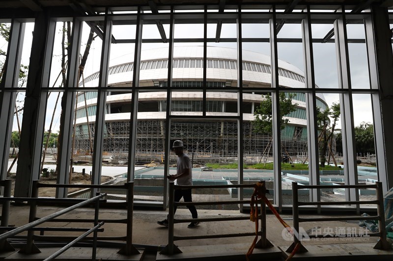 台北市建管處指出,大巨蛋案已完成都審、環差審查、防火避難性能評定後,歷經約5年3個月,17日依法重新核發大巨蛋建照。圖為7日台北大巨蛋工地情況。(中央社檔案照片)
