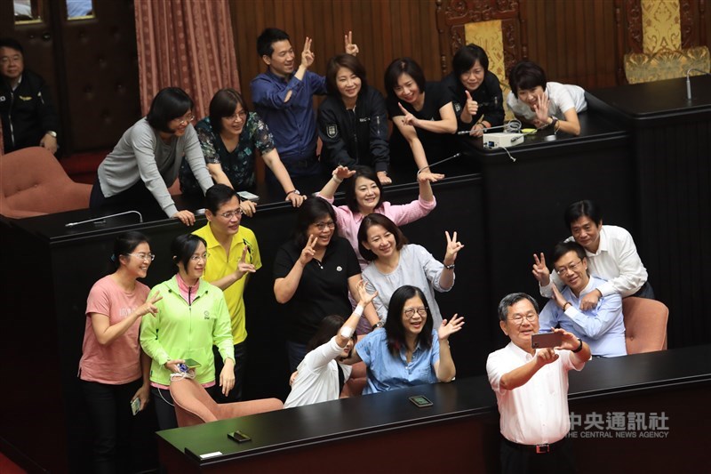 立法院會17日將進行監察院人事同意權案投票,民進黨團一早先在議場開會,討論投票前的攻防位置;7時5分左右,民進黨立委已在主席台周圍坐定位,自拍留念。中央社記者吳家昇攝 109年7月17日