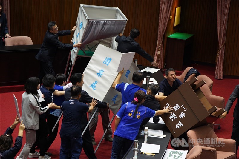 立法院會17日將進行監察院人事同意權案投票,但上午9時會議開始後,國民黨立委將議場中央的圈票處及票匭搬走,與民進黨立委爆發拉扯。中央社記者徐肇昌攝 109年7月17日