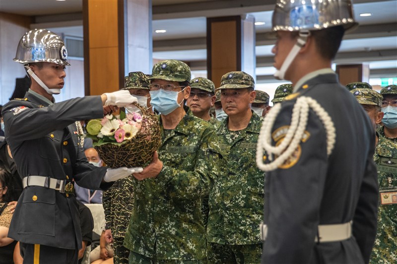 嚴部長在靈前向殉職飛官獻花致意。(軍聞社提供)