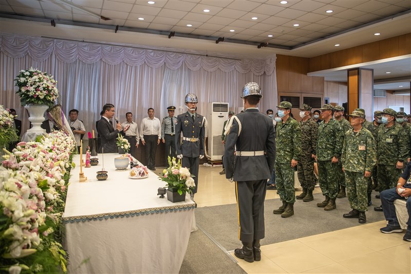 國防部長嚴德發17日率國防部代表前往國軍桃園總醫院懷遠堂向殉職飛官悼念致意。(軍聞社提供)