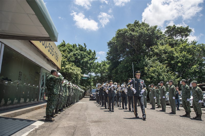 陸軍司令陳上將率副司令劉中將及政戰主任楊中將等人敬禮致意,及陸軍樂隊的引領下,靈柩緩緩向前移動。(軍聞社提供)
