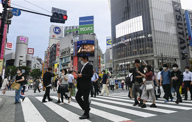 日本東京都政府相關人士指出,17日單日新增293起2019冠狀病毒疾病確診病例,再創疫情爆發以來新高。圖為16日東京街頭。(共同社提供)