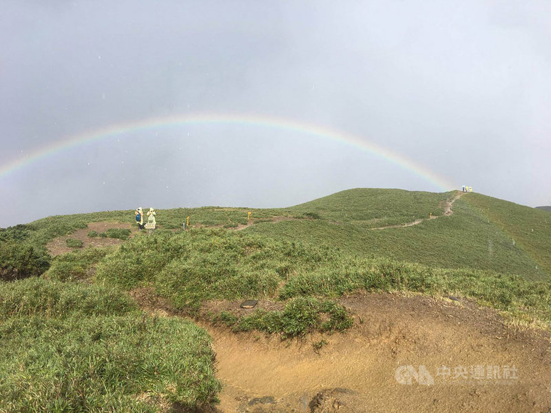 一群來自台北市的登山客日前攀登合歡山北峰要下山時，剛好遇到下冰雹又出現彩虹的特別景色，眾人直呼很特別，是難得經驗。（翻攝照片）中央社記者吳哲豪傳真　109年7月18日