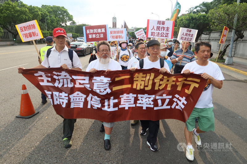 「陪審參審一併試行推動大聯盟」18日舉辦遊行活動,聯盟召集人林永頌(前右2)等人帶頭拉開「主流民意二制併行 臨時會停止草率立法」布條,以行動表達立場訴求。中央社記者蕭博文攝 109年7月18日