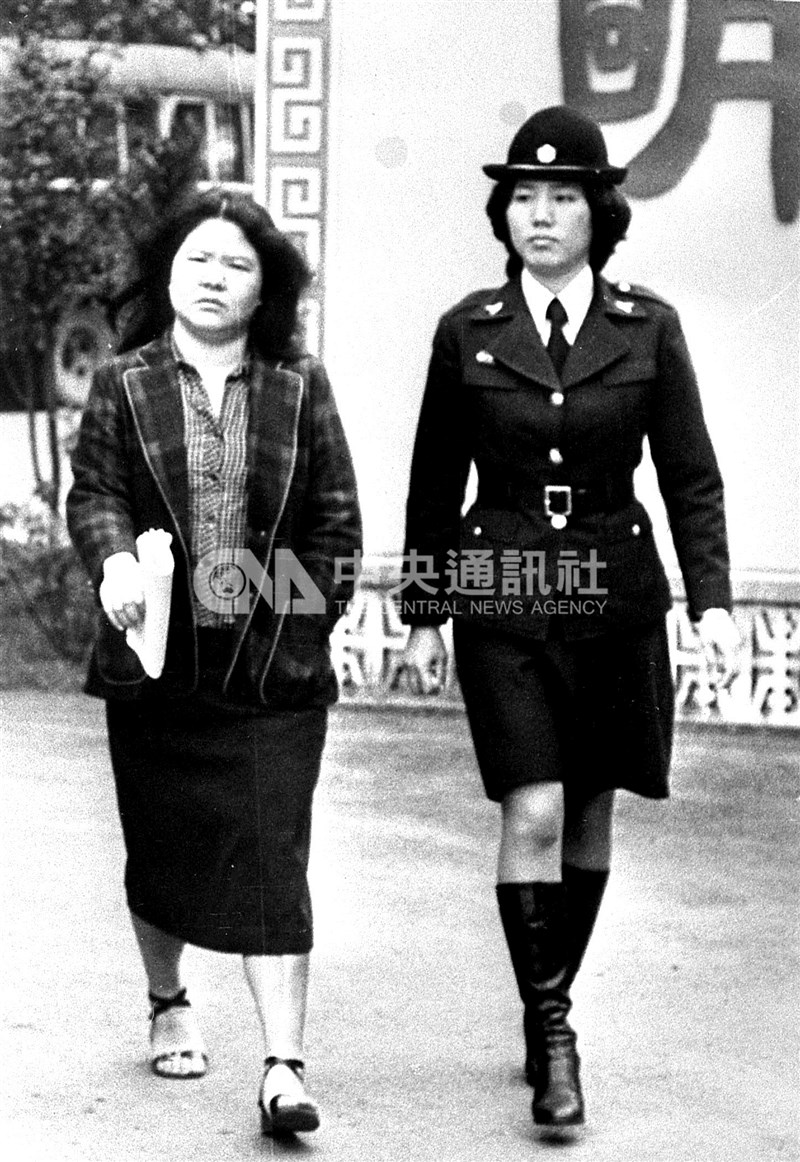 陳菊19歲從五專畢業後,由於父執輩的淵源,成為宜蘭省議員郭雨新的秘書。此後多年,一直幫郭聯絡全台灣的反國民黨人士。圖為1980年4月18日陳菊(左)等人因涉嫌叛亂案赴台灣警備總司令部軍事法庭接受判決。(中央社檔案照片)