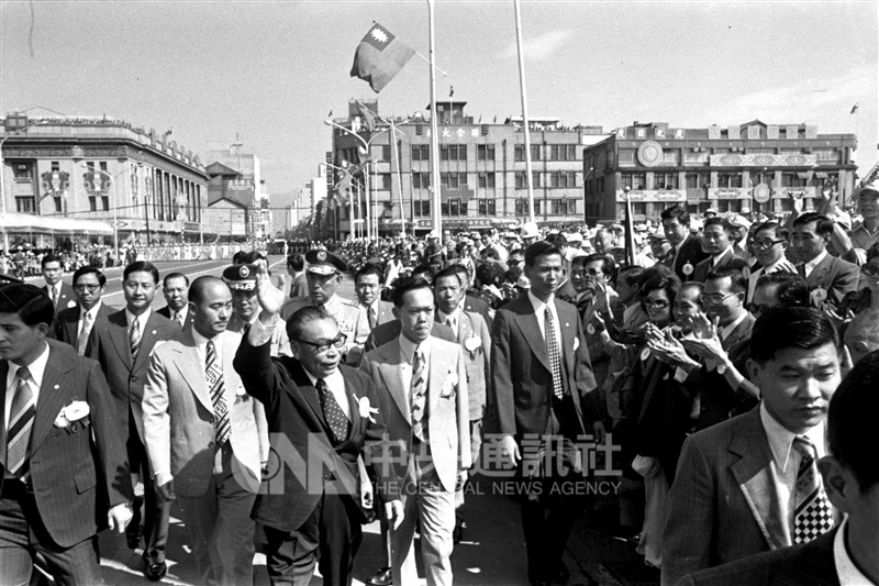 1950到1984年,故總統蔣經國(左3)叱吒政壇。如今這位已故國家領導人的全貌,也在蔣經國日記曝光後,找到最後的一塊拼圖。圖為1975年時任行政院長蔣經國在國慶閱兵大典前,走下閱兵台,向在總統府前廣場參觀的群眾和僑胞致意問好。(中央社檔案照片)