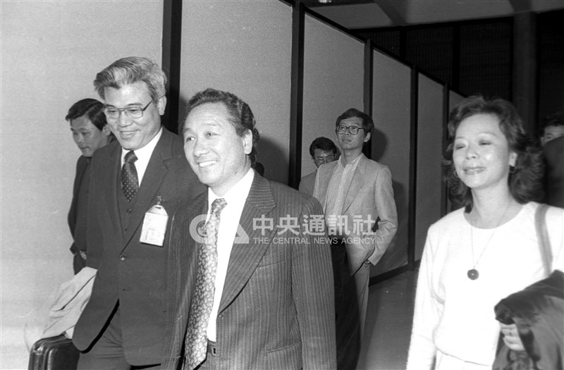康寧祥是台灣民主運動的重要人物,也是少數與蔣經國有過來往與交情的黨外人士之一。圖為1985年3月26日康寧祥(前中)自美國哥倫比亞大學東亞研究所訪問後返國,受到民眾熱烈迎接。(中央社檔案照片)
