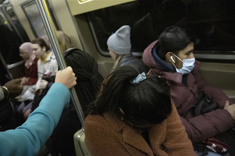 美國加州8成、數百萬名學生將不會在秋天返回學校,而是繼續在網路上課。有學生表示失望,「想責怪不戴口罩的人」。圖為3月紐約地鐵大多數乘客都沒戴口罩。(檔案照片/美聯社)