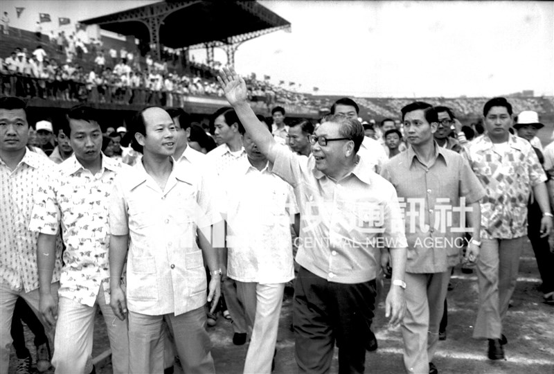 許信良曾是蔣經國積極培養的本省青年,1973年獲國民黨提名參選台灣省議員,並順利當選。圖為1978年9月22日總統蔣經國(前右1)巡視桃園縣農、工業發展和桃園縣全縣運動大會競賽,前排左3為許信良。(中央社檔案照片)