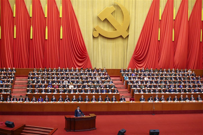 外傳美國正考慮對中國共產黨員祭出旅行禁令,旅美異議人士胡平認為,無論具體能落實多少,美國政府這麼做是把中國共產黨和中國人民相區分,與近來美國高層的言論一致。圖為中共第19次全國代表大會。(檔案照片/中新社提供)
