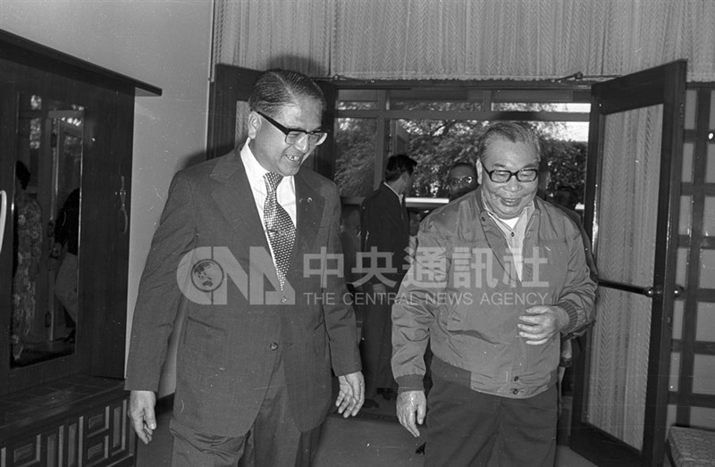 1979年4月蔣經國總統(右)赴中興村聽取時任台灣省省長林洋港所作省政建設簡報。(中央社檔案照片)