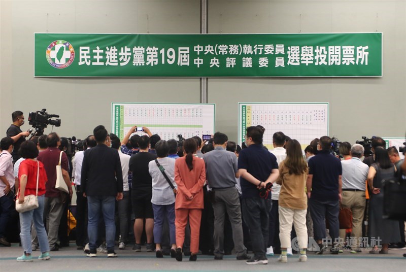 「民主進步黨第19屆第一次全國黨員代表大會」19日舉行中執評委選舉投票,下午進行開票作業,各界關注投票結果。中央社記者王騰毅攝 109年7月19日