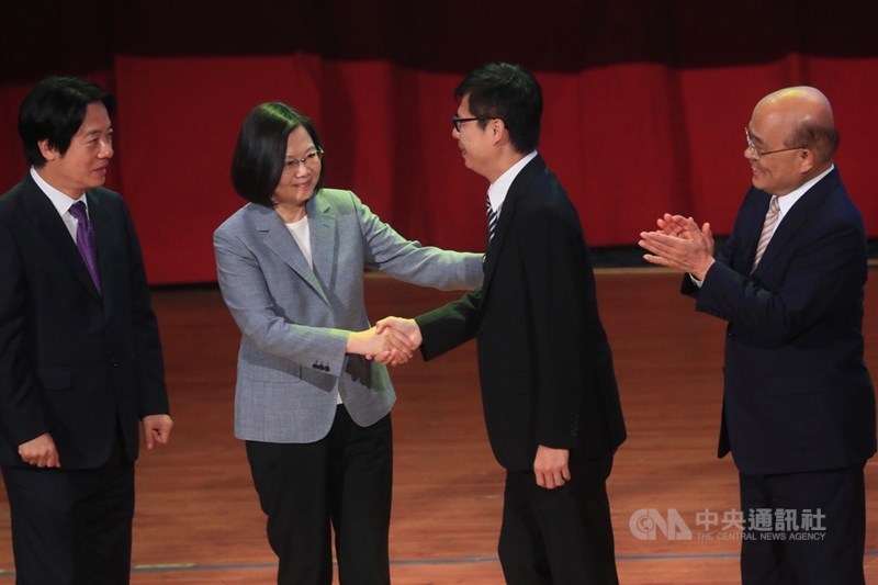 民進黨第19屆第一次全國黨員代表大會19日在台北舉行,黨主席蔡英文(左2)為高雄市長補選參選人陳其邁(右2)造勢,兩人並握手致意。左為副總統賴清德、右為行政院長蘇貞昌。中央社記者吳家昇攝 109年7月19日