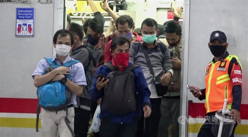 印尼截至7月18日累計8萬4882例確診武漢肺炎,死亡人數4016人。圖為印尼雅加達通勤列車人潮。(中央社檔案照片)