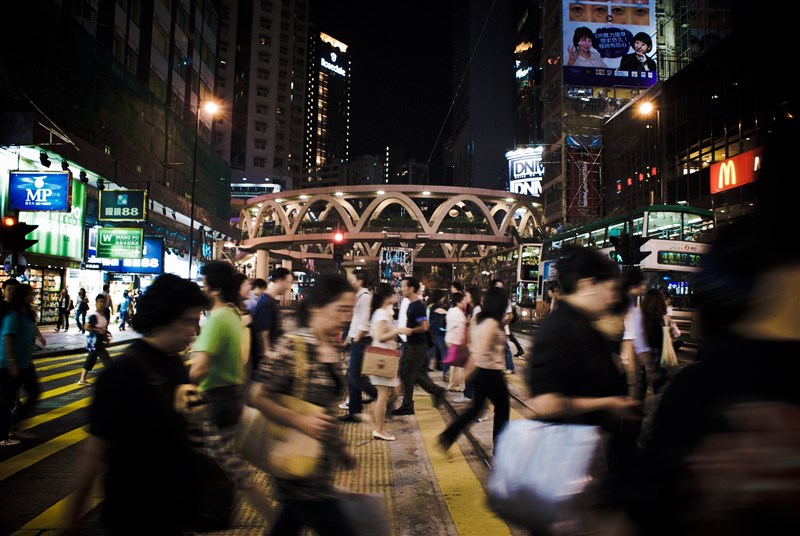 港區國安法上路,香港金融中心地位受到挑戰,錢、人出逃,為周遭城市帶來壯大金融實力契機。圖為香港街景。(圖取自Unsplash圖庫)