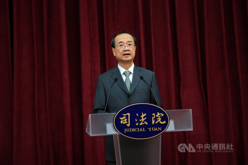 司法院長許宗力20日上午主持「國民法官法最新民調記者會」,許宗力表示,從民調結果顯示,絕大多數民眾支持讓國民與法官可以一起討論、一起作成判決決定的「合審合判」模式。中央社記者吳家昇攝 109年7月20日
