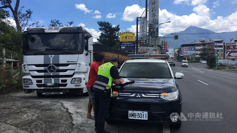 遏止砂石車違規行為，南投縣警察局集集分局20日起規劃連續專案勤務取締砂石車，保障民眾生命、財產安全。（集集分局提供）中央社記者蕭博陽南投傳真　109年7月20日