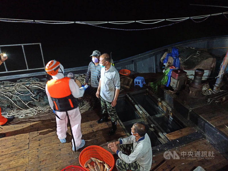 金門海巡隊20日深夜執行護永專案勤務,獲報在北碇島外海1.7浬海域有艘「無船名」中國漁船滯留作業,海巡人員隨即前往現場,強勢登檢並將人船押返調查。(金門海巡隊提供)中央社記者黃慧敏傳真 109年7月21日