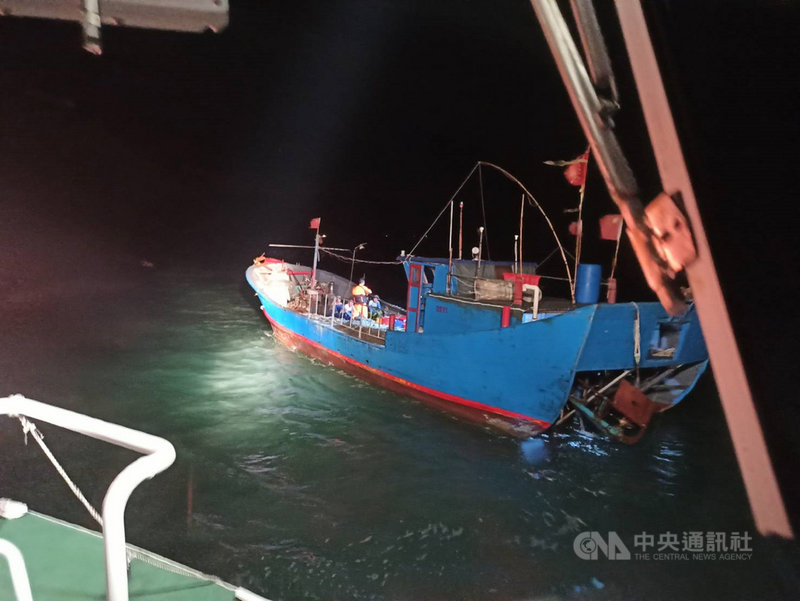 金門海巡隊20日在北碇島外海發現一艘大陸漁船滯留作業,經廣播勸離無效,海巡強勢登檢後將人船押返金門料羅港留置。(金門海巡隊提供)中央社記者黃慧敏傳真 109年7月21日
