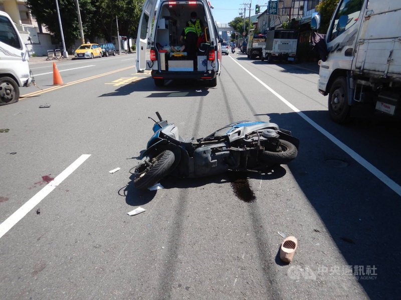越南籍陶姓男子21日駕駛資源回收車,在台中市西屯區一處路口與騎機車的高姓婦人發生碰撞,婦人一度無生命跡象,消防人員將婦人緊急送醫,救治後恢復呼吸心跳。(民眾提供)中央社記者蘇木春傳真 109年7月21日