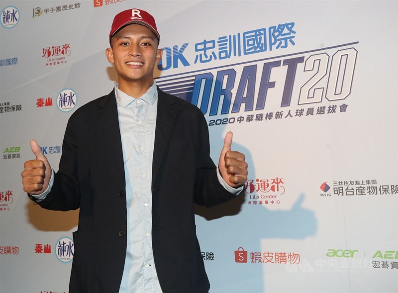 中華職棒20日舉行新人選拔會,樂天桃猿首輪選普門中學畢業的馬傑森,成為本屆選秀大黑馬,他坦言,沒想到自己第一輪就會被選,當下腦袋一片空白。中央社記者張新偉攝 109年7月20日