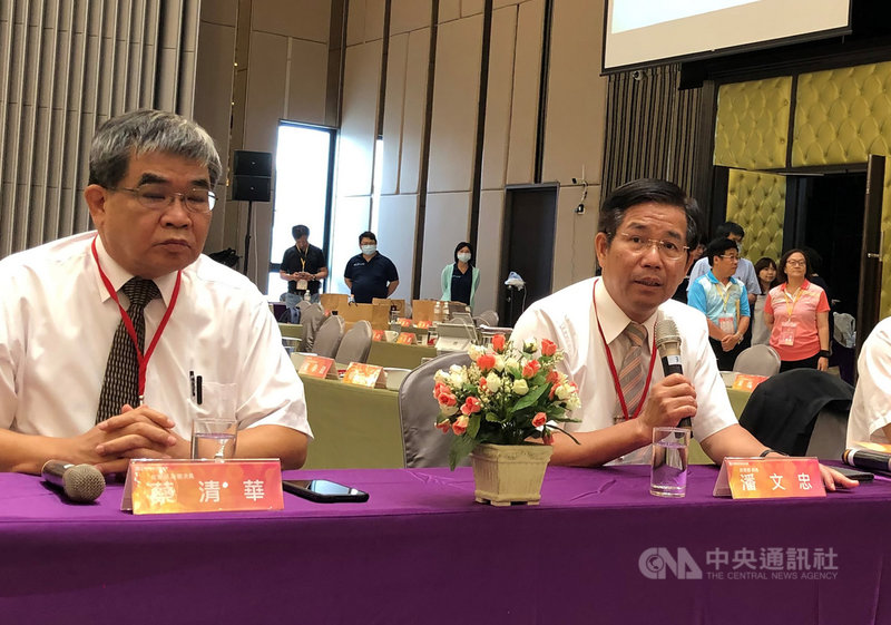 教育部長潘文忠(前右)21日到台南出席109年度全國教育局處長會議,會後受訪表示,「2030雙語國家計畫」目標清楚,重視加強聽說、生活應用部分,會跟過往的雙語教育有很大不同。中央社記者陳至中台南攝 109年7月21日