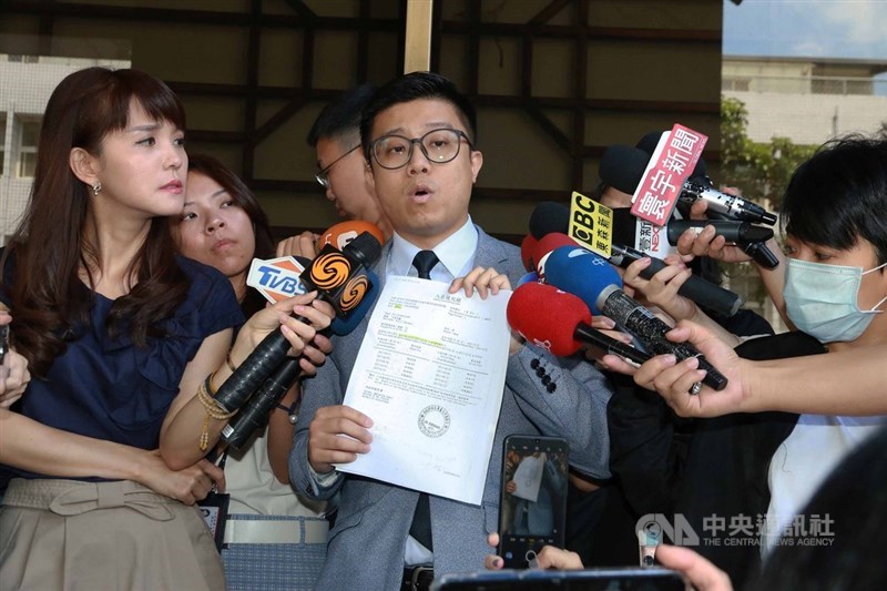 總統府秘書長蘇嘉全不滿國民黨指控他利用台糖等國營事業私下會晤印尼高層,21日委任律師房彥輝(中)赴台北地檢署控告國民黨文傳會主委王育敏、革命實踐研究院院長羅智強及副院長游淑慧涉嫌妨害名譽。中央社記者蕭博文攝 109年7月21日
