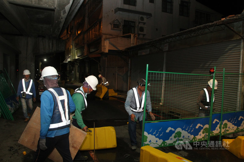 台南鐵路地下化工程原定21日清晨強制拆除位於北區開元路的2戶拒拆遷戶,但屋主在執行前同意點交,交通部鐵道局決定暫緩執行,派員移除周邊道路圍籬。中央社記者楊思瑞攝 109年7月21日