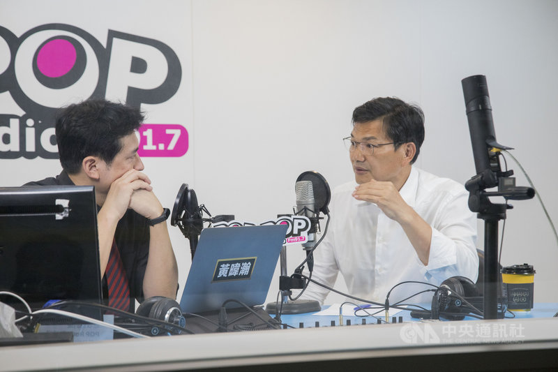 台灣民眾黨高雄市長補選參選人吳益政（右）21日上午接受電台專訪指出，國民黨高雄市長補選參選人李眉蓁是很好的民意代表，但越級打怪暴露李眉蓁公共政策理解薄弱。（民眾黨提供）中央社記者侯文婷傳真  109年7月21日