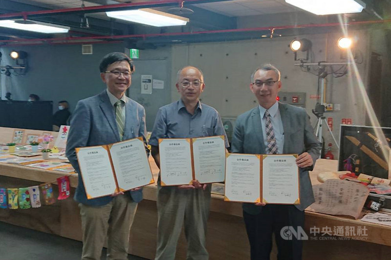 成功大學老年學研究所所長白明奇(左起)、台灣歷史博物館館長林崇熙、台南新樓醫院院長蔡江欽21日簽署合作備忘錄,盼透過三方合作,整合各項資源交流,一起面對高齡、失智等社會問題。中央社記者楊思瑞攝 109年7月21日