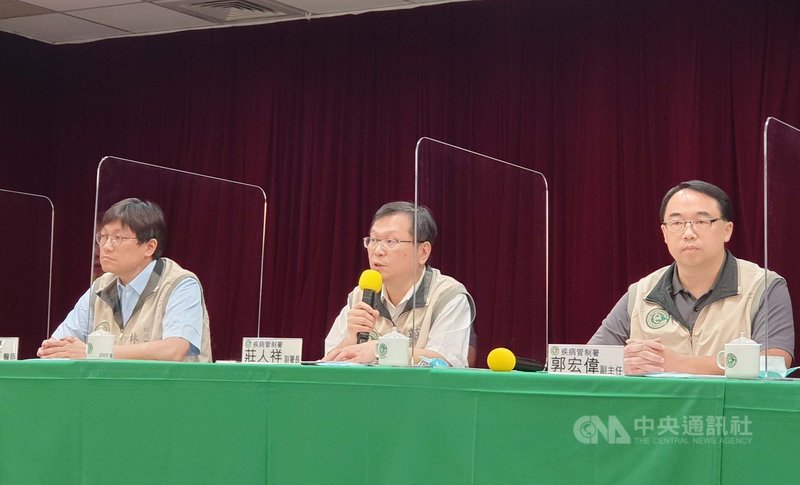 衛生福利部疾管署副署長莊人祥(中)21日下午在疫情週報公布,國內今年首例本土登革熱病例,為居住桃園市桃園區玉山里30多歲男性,因陸續出現發燒、皮膚紅疹症狀,經檢驗確診感染登革熱第一型。中央社記者陳偉婷攝 109年7月21日
