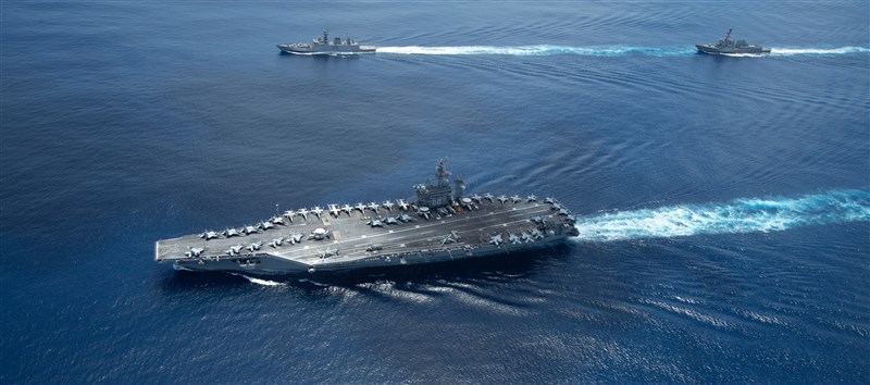 因應中國海軍艦艇頻繁出入印度洋,在印度洋設立軍事基地,印度海軍已加強對印度洋地區的監視與活動。圖為印度與美國海軍20日舉行海上聯合軍演。(圖取自facebook.com/cvn68)