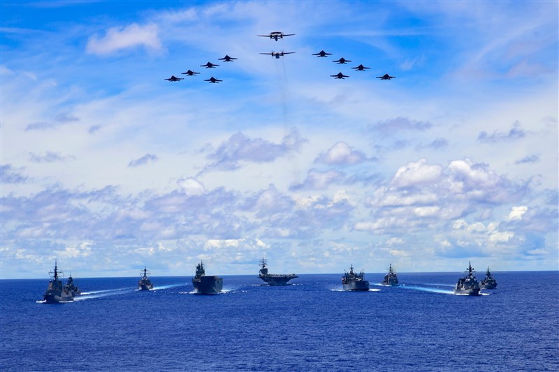 南海緊張局勢升溫之際,日本海上自衛隊、澳洲國防軍和美國雷根號航空母艦戰鬥群19日起在菲律賓海進行聯合演習,美日澳聯合軍演劍指中國意味濃厚。(圖取自twitter.com/DeptDefence)