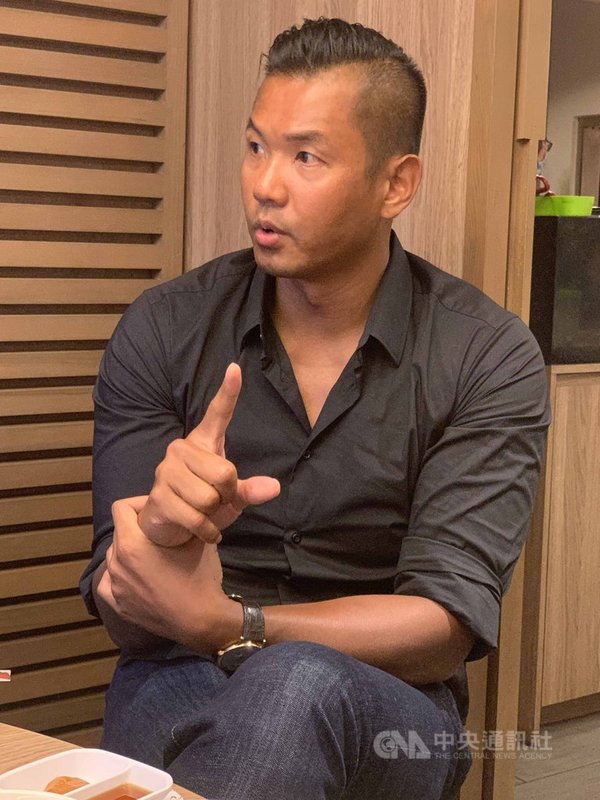 台灣職業籃球新聯盟執行長陳建州21日邀請媒體餐敘,並闡述新聯盟P.LEAGUE+的經營理念,暫訂年底開打,將採雙洋將與主客場制,比賽為期48分鐘,單場6次犯規為上限。中央社記者龍柏安攝 109年7月21日